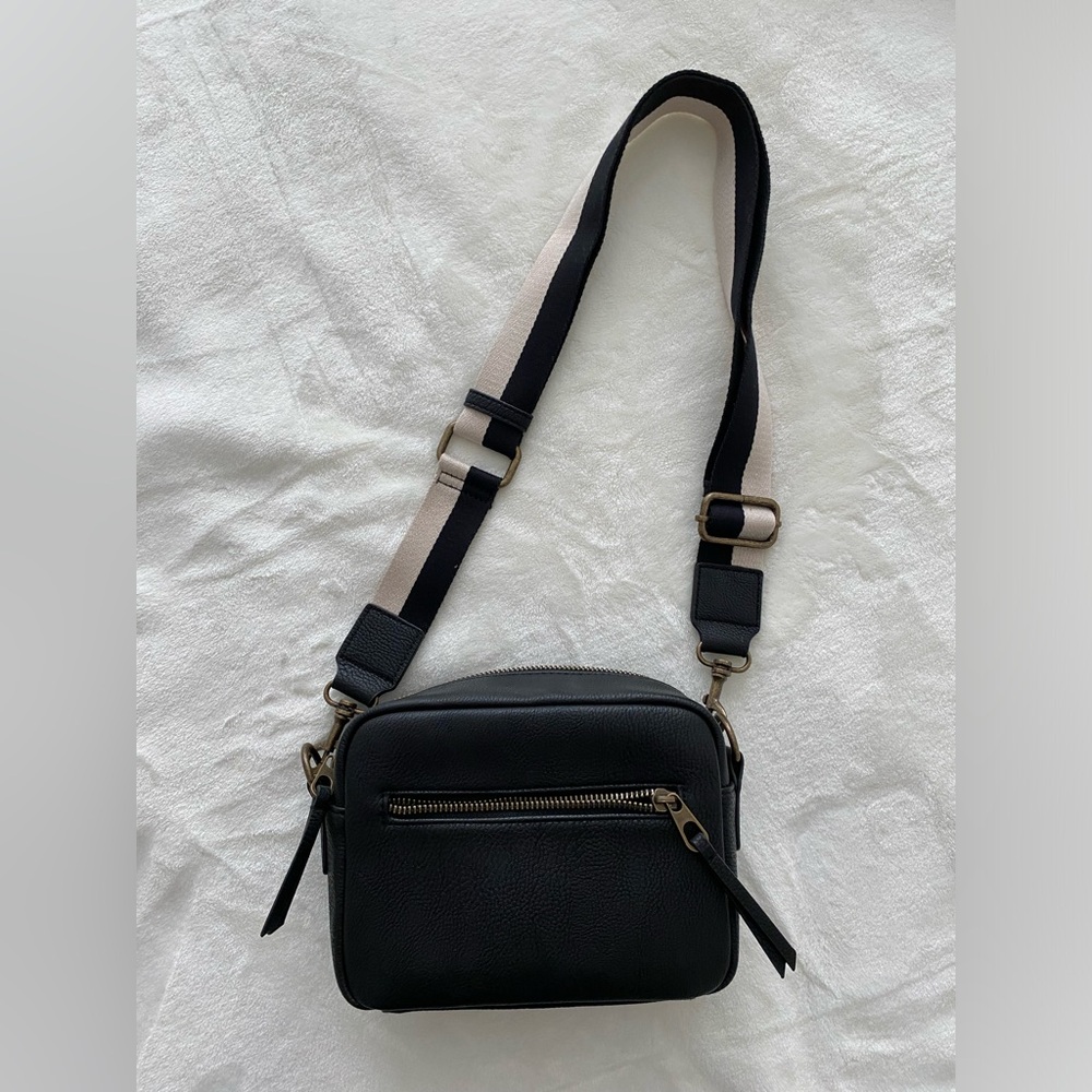 Target- Universal Thread brand black/cream crossbody bag. New condition!